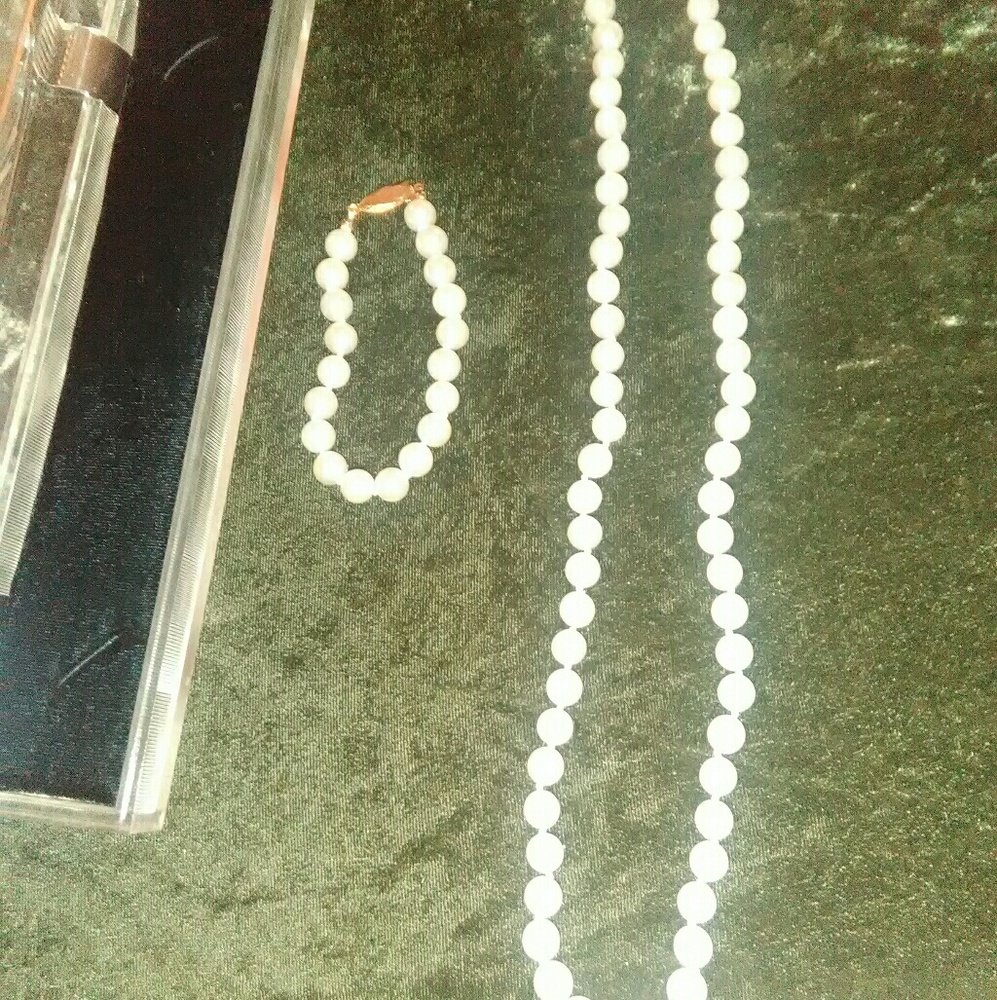 Pearl necklace and matching bracelet
